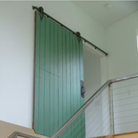Амбарная дверь зеленая